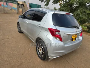 Toyota Vitz 2016 Silver