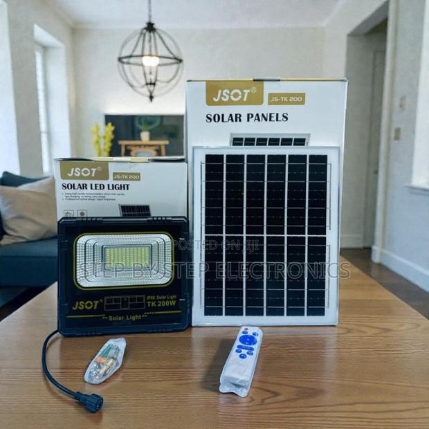 Outdoor LED Solar Flood Light 100W for Garden Fence Walkway Lighting