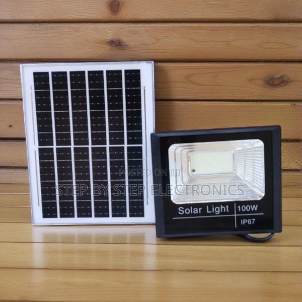 Commercial Grade 100W Solar LED Flood Light for Large Outdoor Spaces