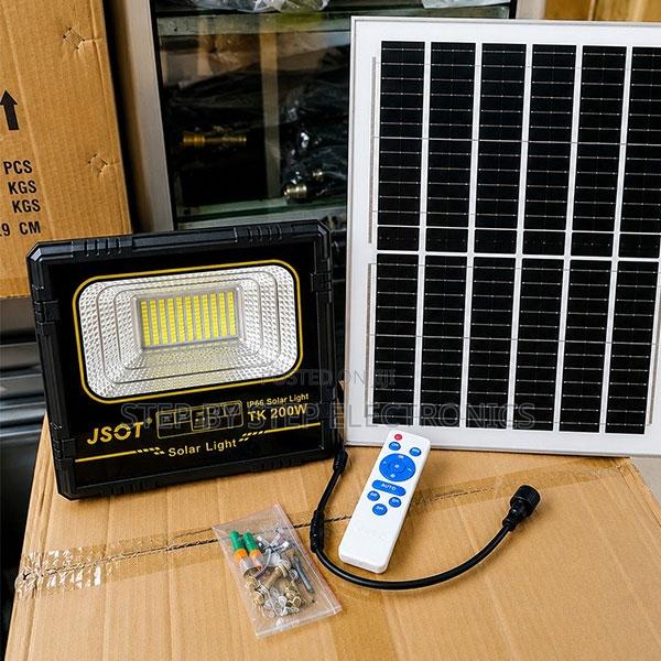 Solar Powered 200W LED Flood Light for Parking Lots and Pathways