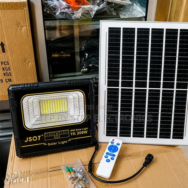 200W Outdoor LED Solar Floodlight With Dusk to Dawn Auto Lighting