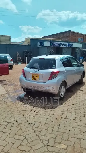 Toyota Vitz 2011 Silver