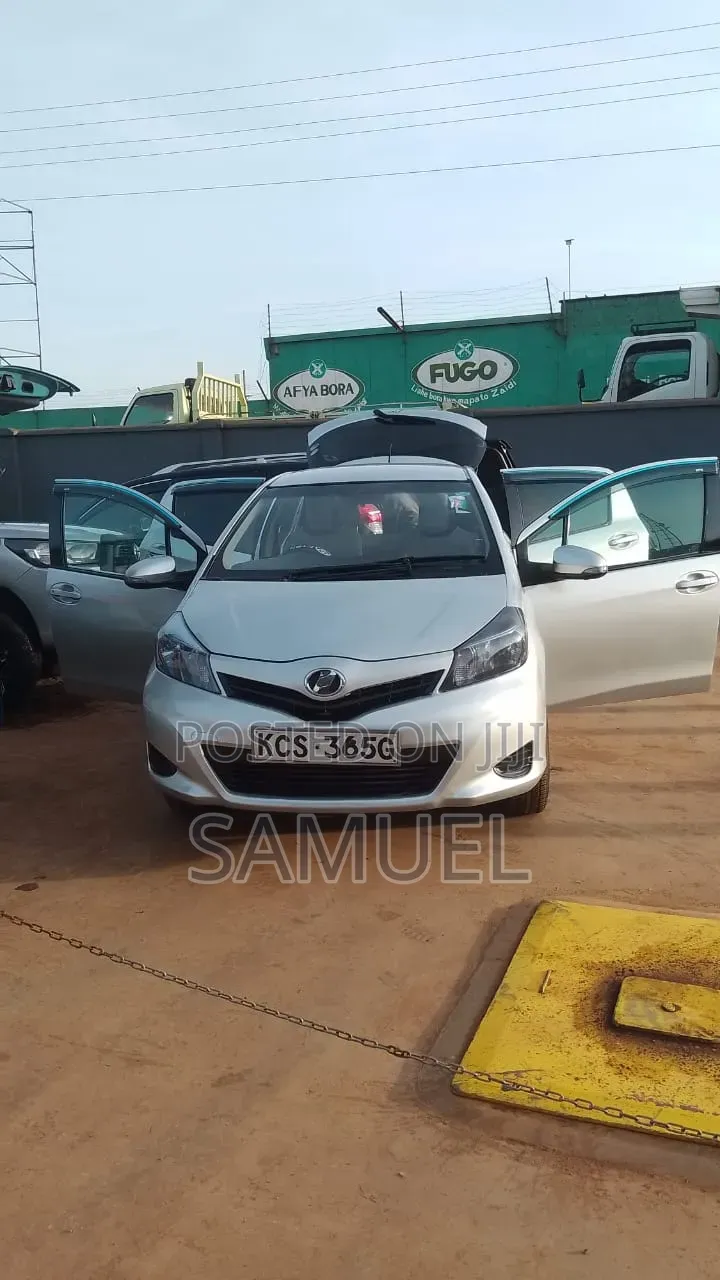 Toyota Vitz 2011 Silver