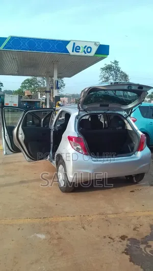 Toyota Vitz 2011 Silver