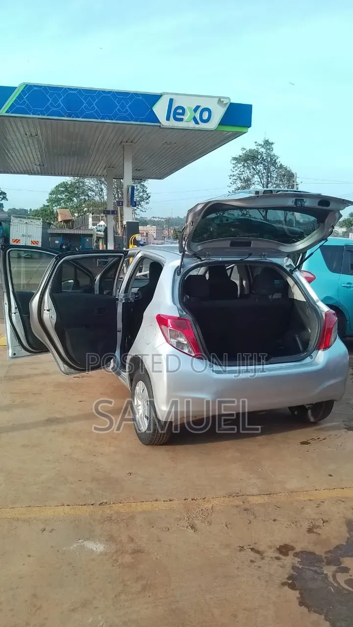 Toyota Vitz 2011 Silver