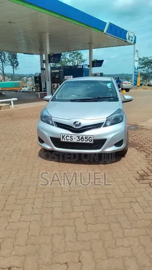 Toyota Vitz 2011 Silver