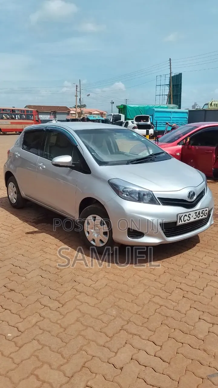 Toyota Vitz 2011 Silver