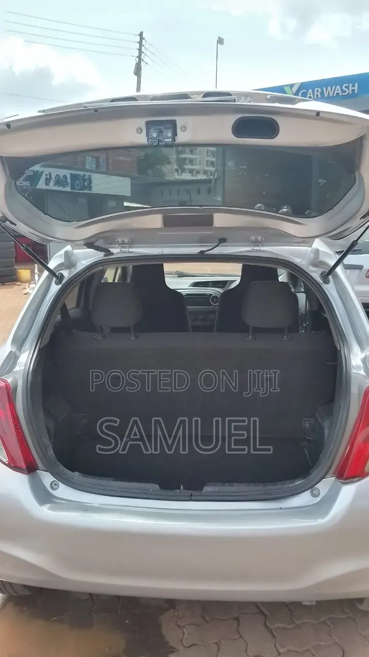 Toyota Vitz 2011 Silver