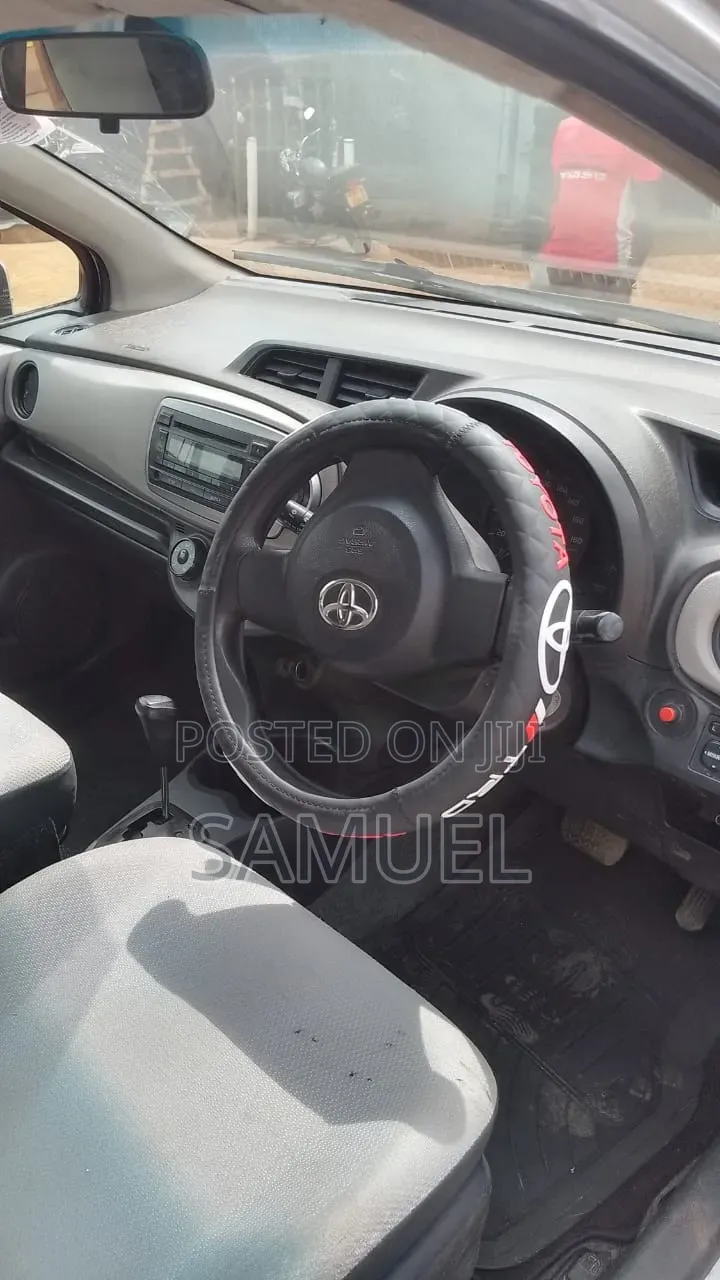 Toyota Vitz 2011 Silver