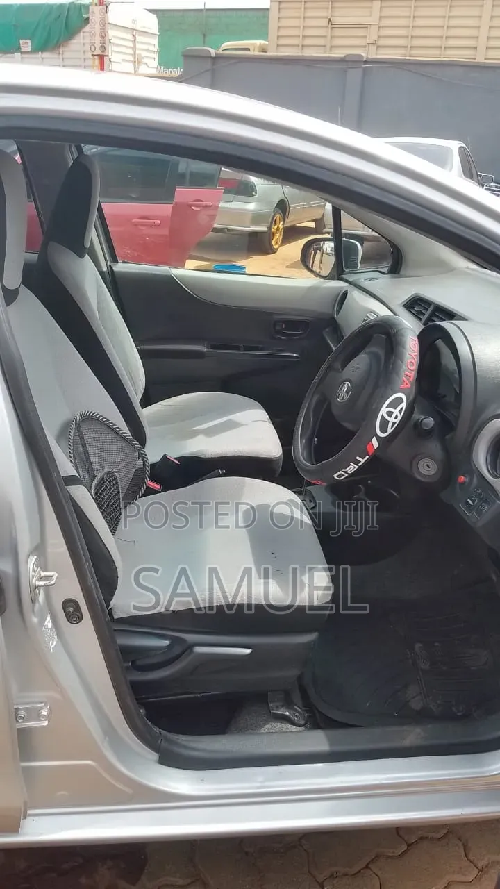 Toyota Vitz 2011 Silver