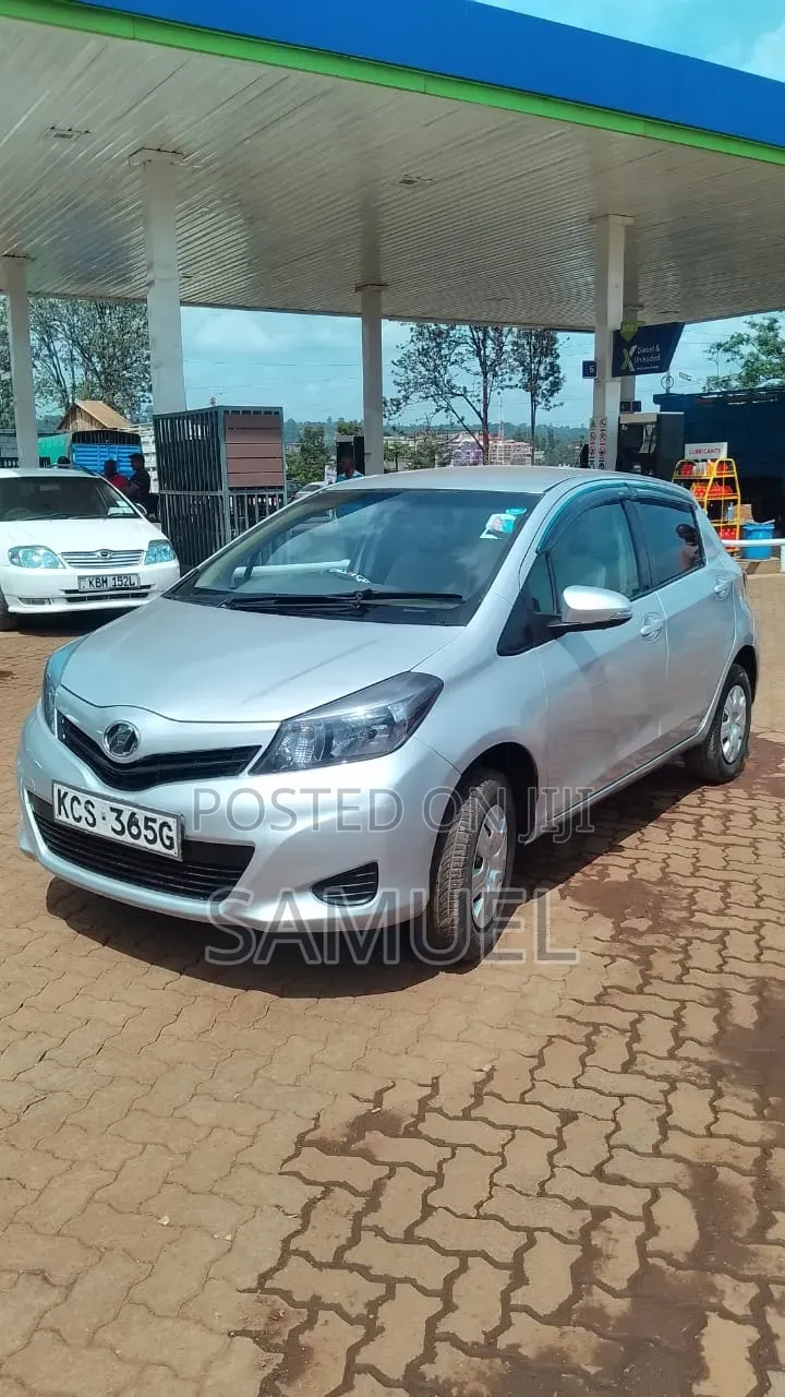 Toyota Vitz 2011 Silver