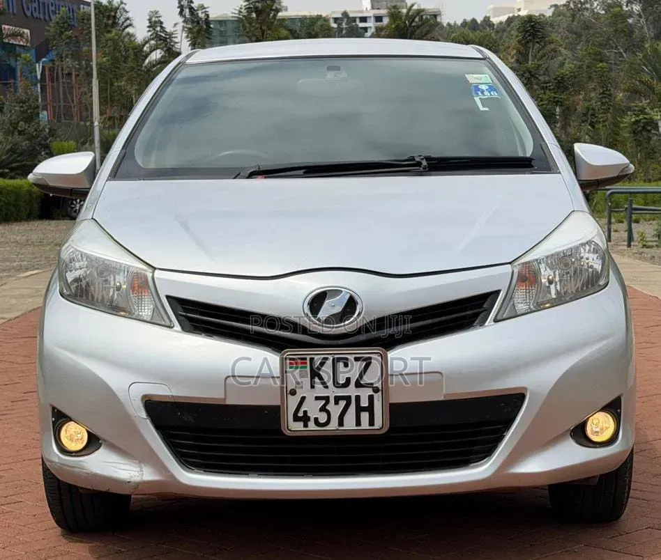 Toyota Vitz 2012 Silver