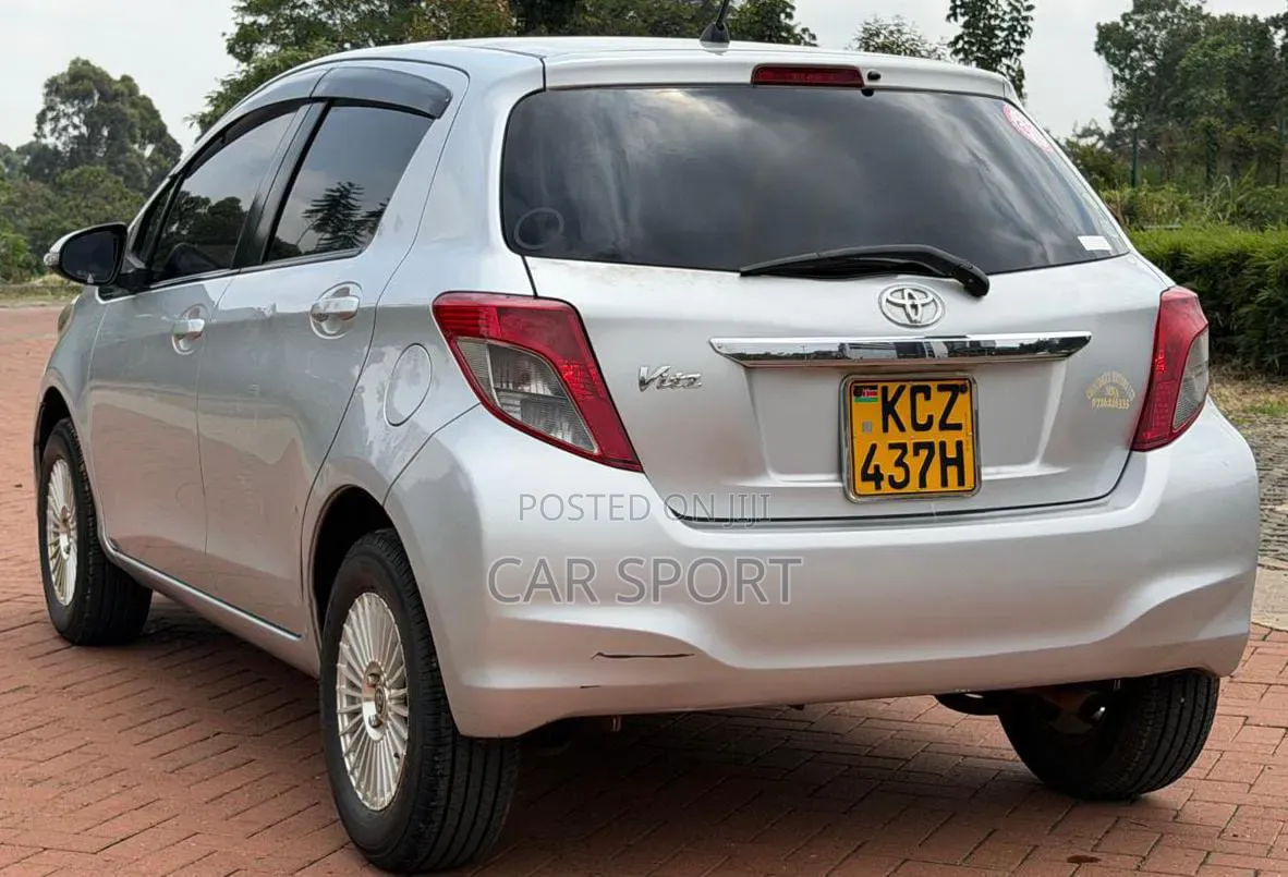 Toyota Vitz 2012 Silver