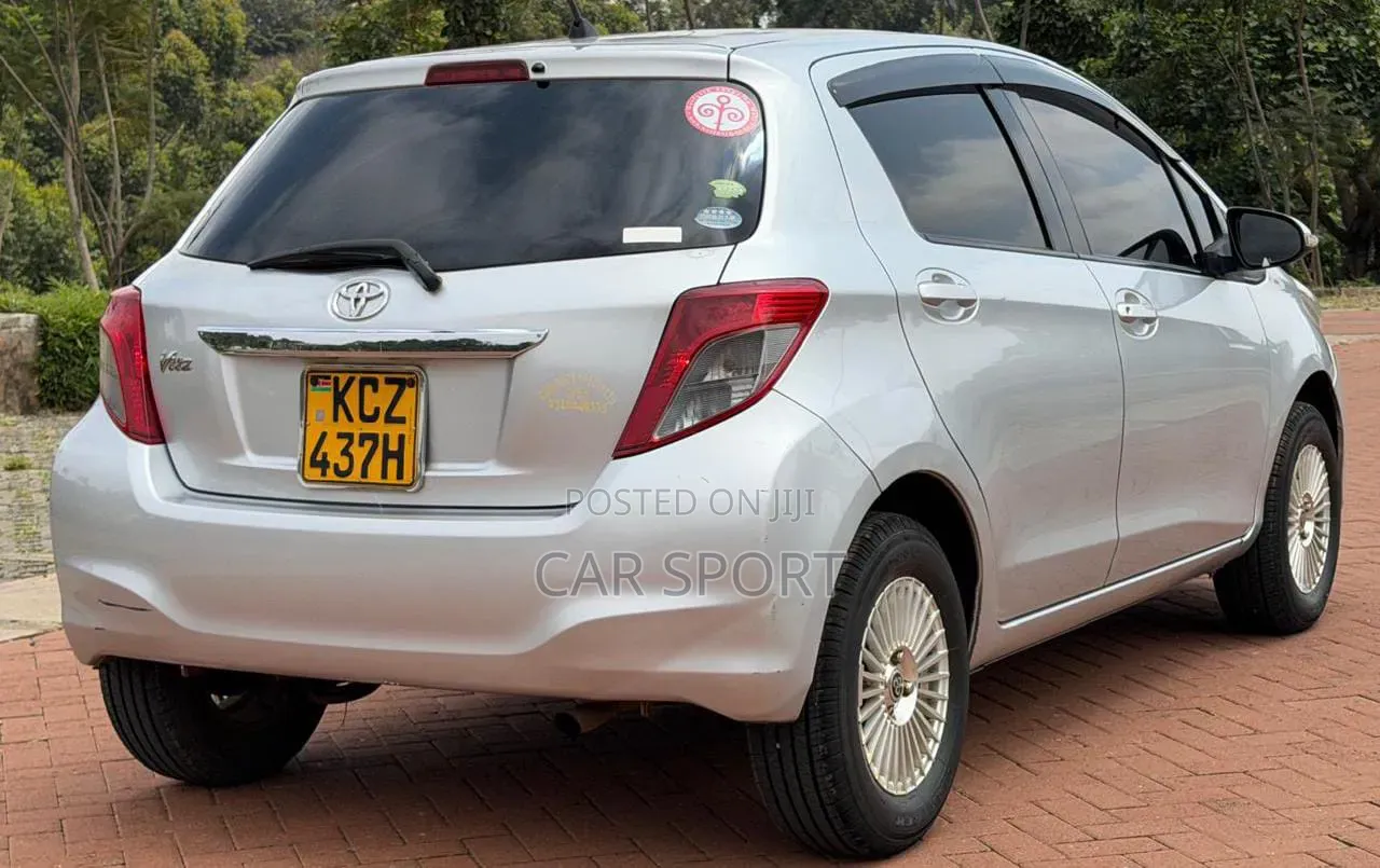 Toyota Vitz 2012 Silver