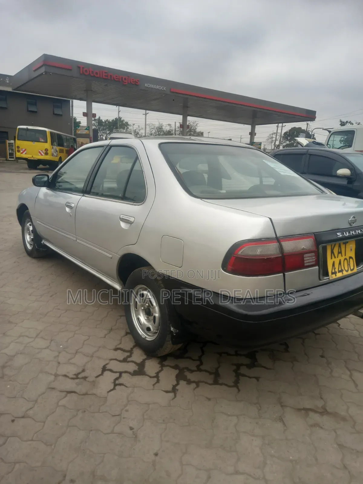 Nissan Sunny 2000 Silver