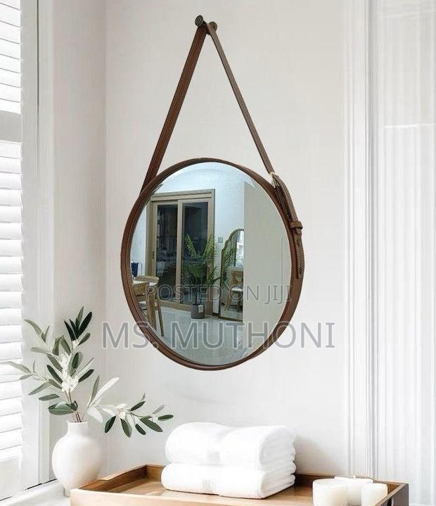60 Cm Nordic-Style Round Wall Mirror With a Leather Strap:
