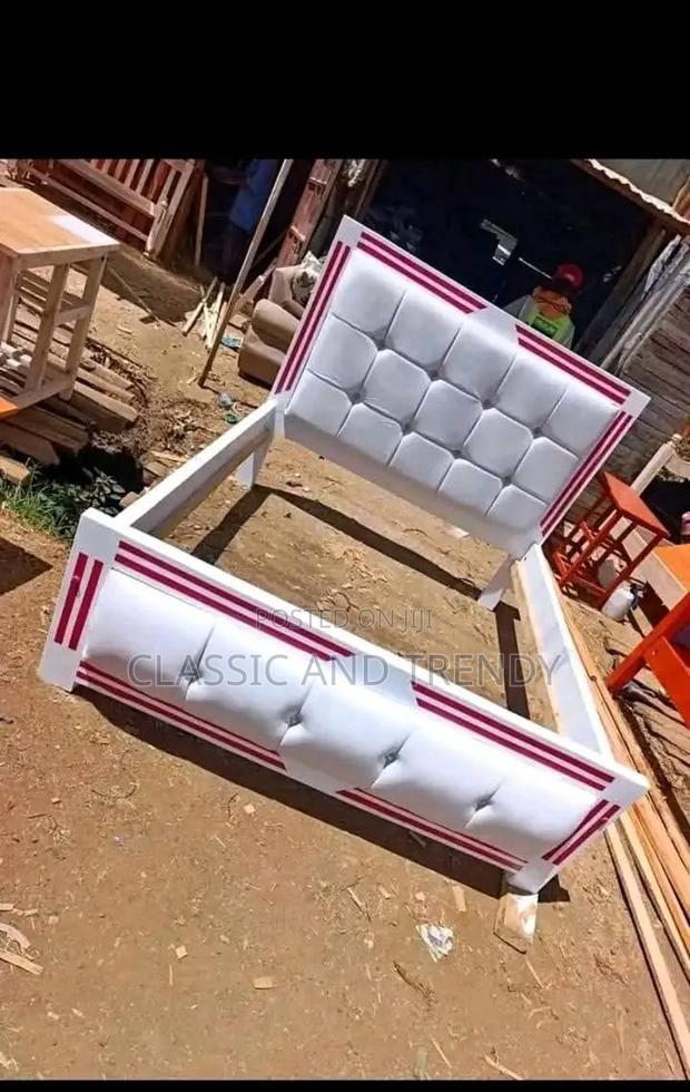 White Mocket Bed With Maroon Trims 4x6 - thumbnail 2