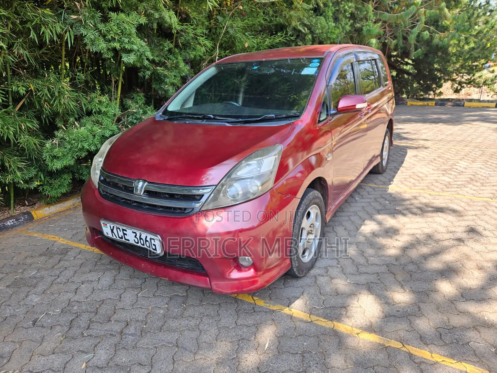 Toyota ISIS 2010 Red