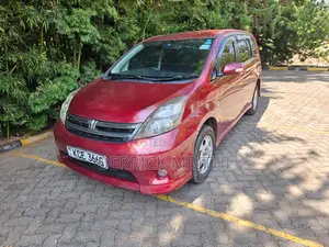 Toyota ISIS 2010 Red