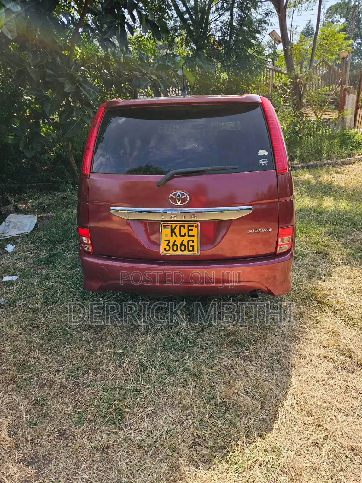 Toyota ISIS 2010 Red