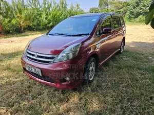 Toyota ISIS 2010 Red