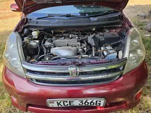 Toyota ISIS 2010 Red
