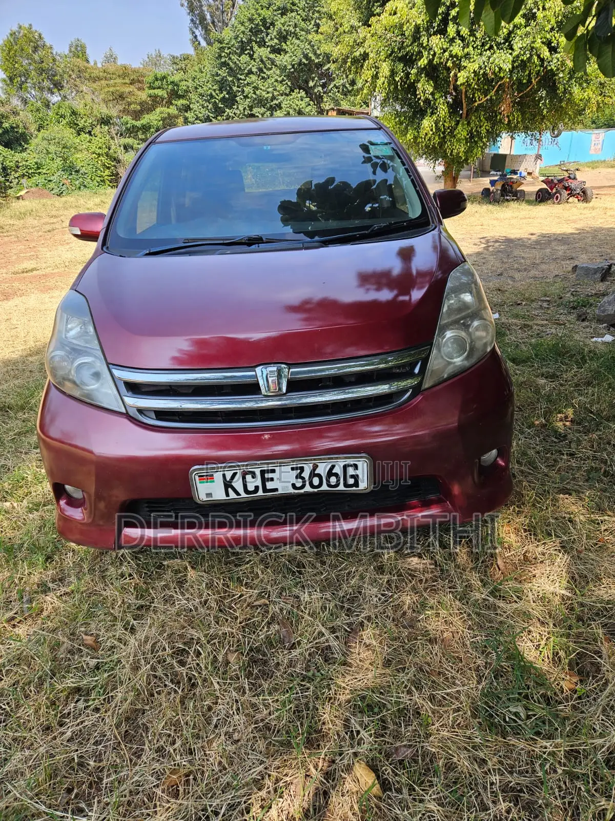 Toyota ISIS 2010 Red