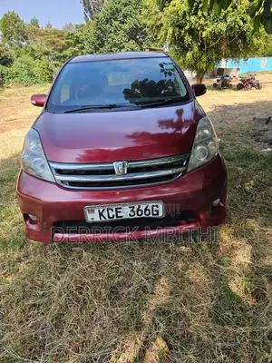 Toyota ISIS 2010 Red