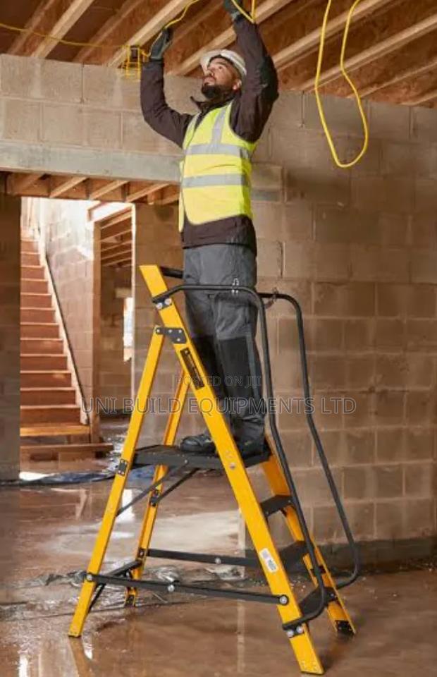 Fiberglass Podium Ladder - thumbnail 2