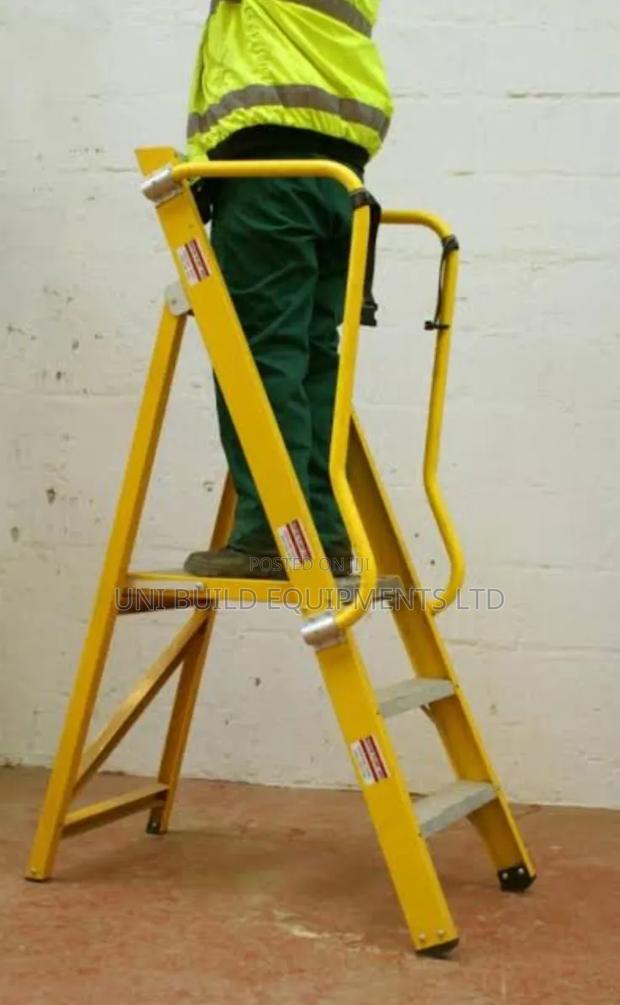 Fiberglass Podium Ladder - thumbnail 3