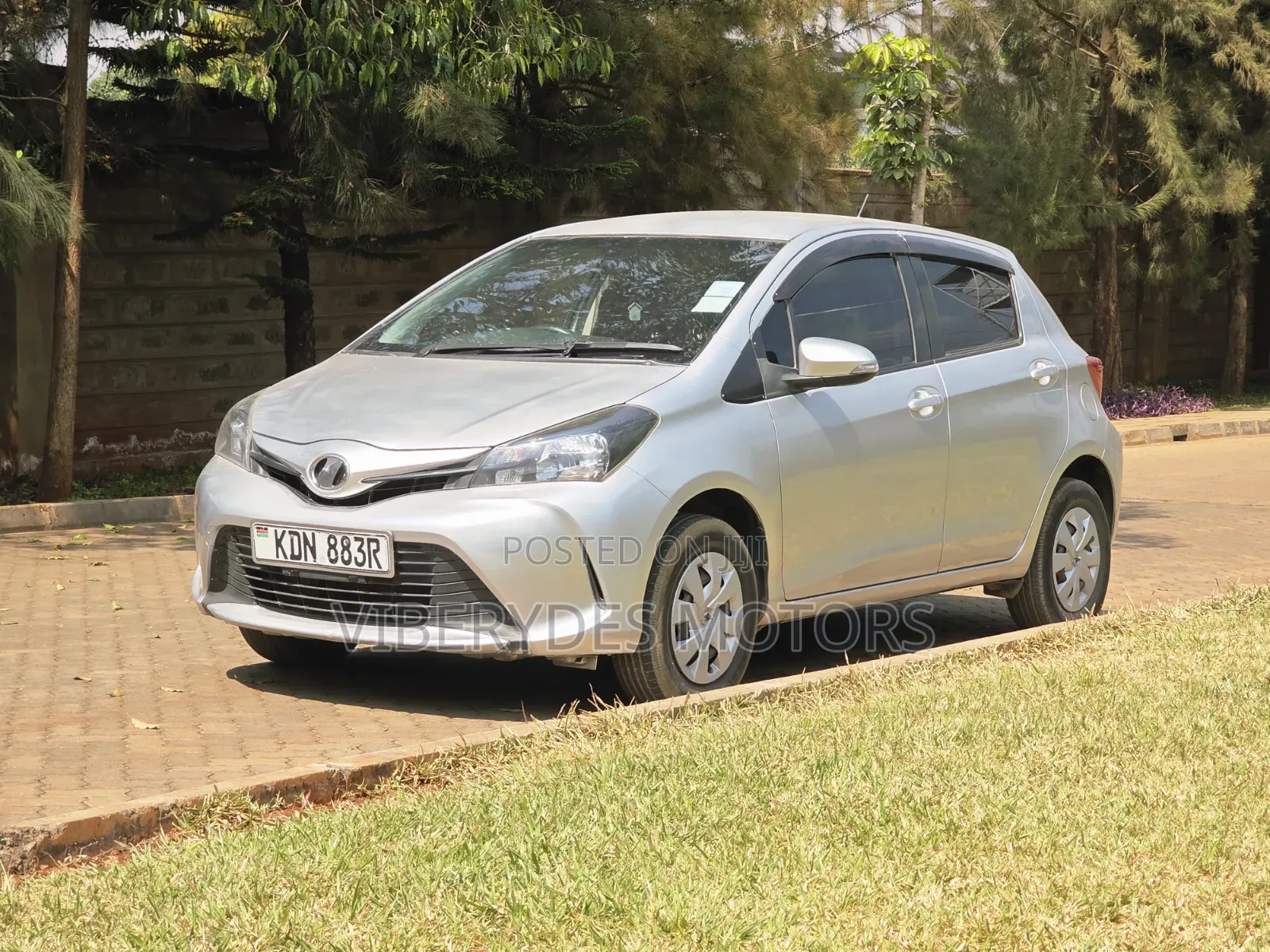 Toyota Vitz 2016 Silver