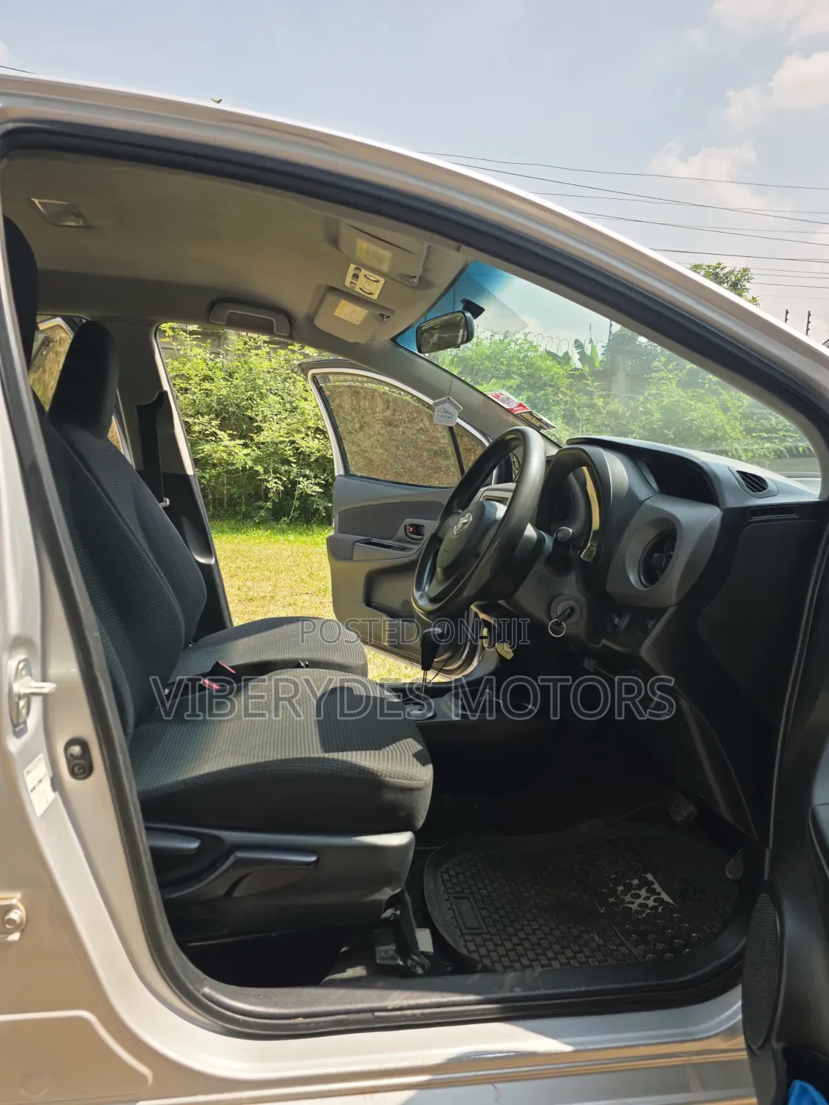 Toyota Vitz 2016 Silver