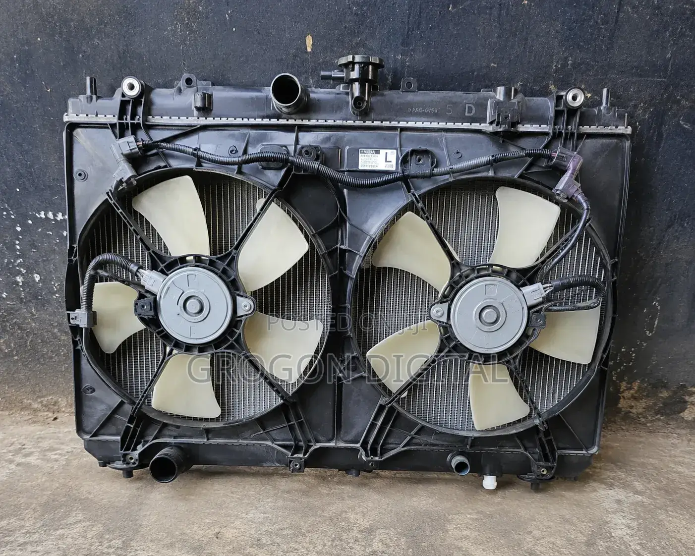 Toyota Noah 2014–2017 Radiator With Dual Cooling Fans Genuine Ex-Japan
