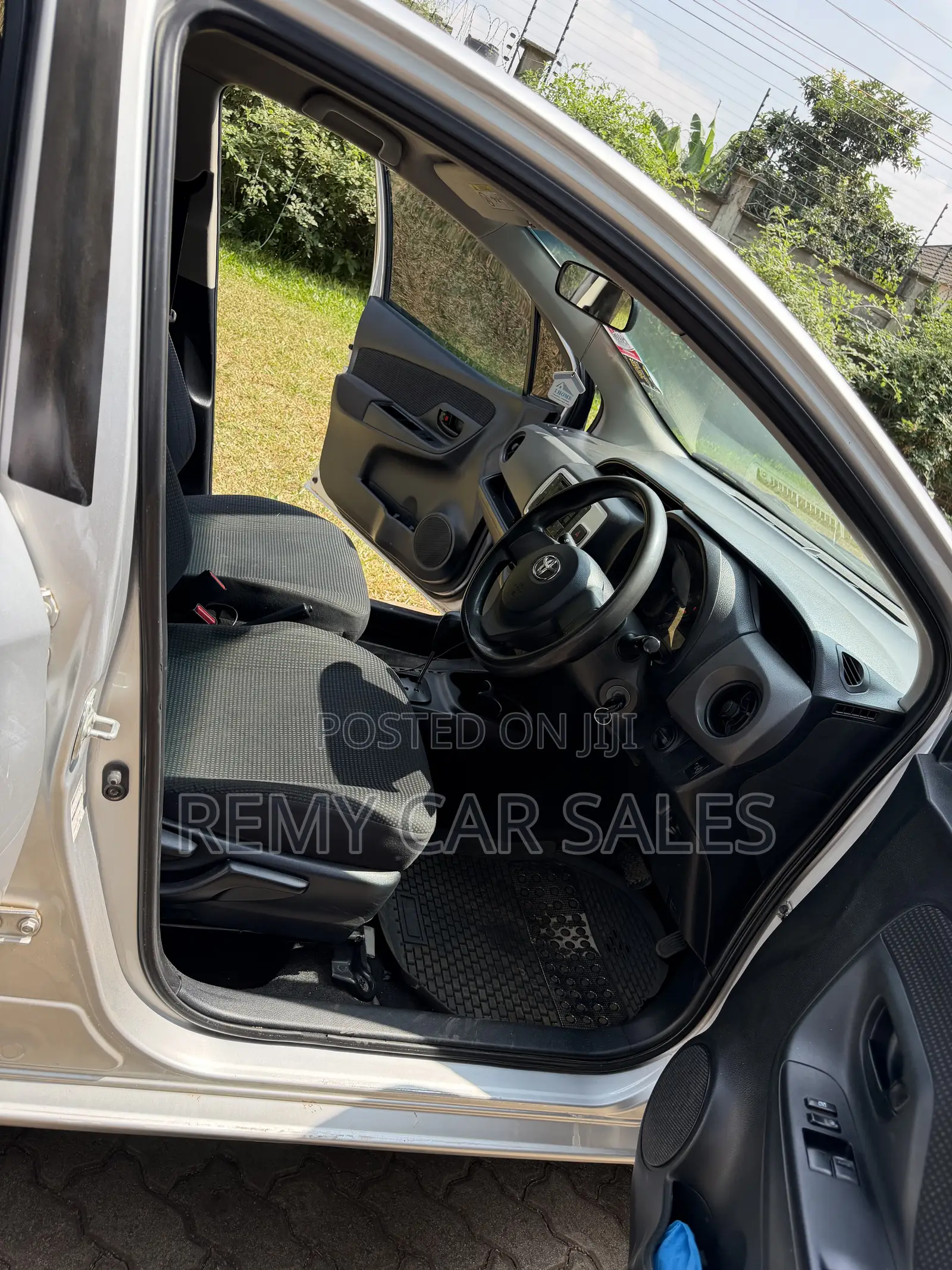 Toyota Vitz 2016 Silver