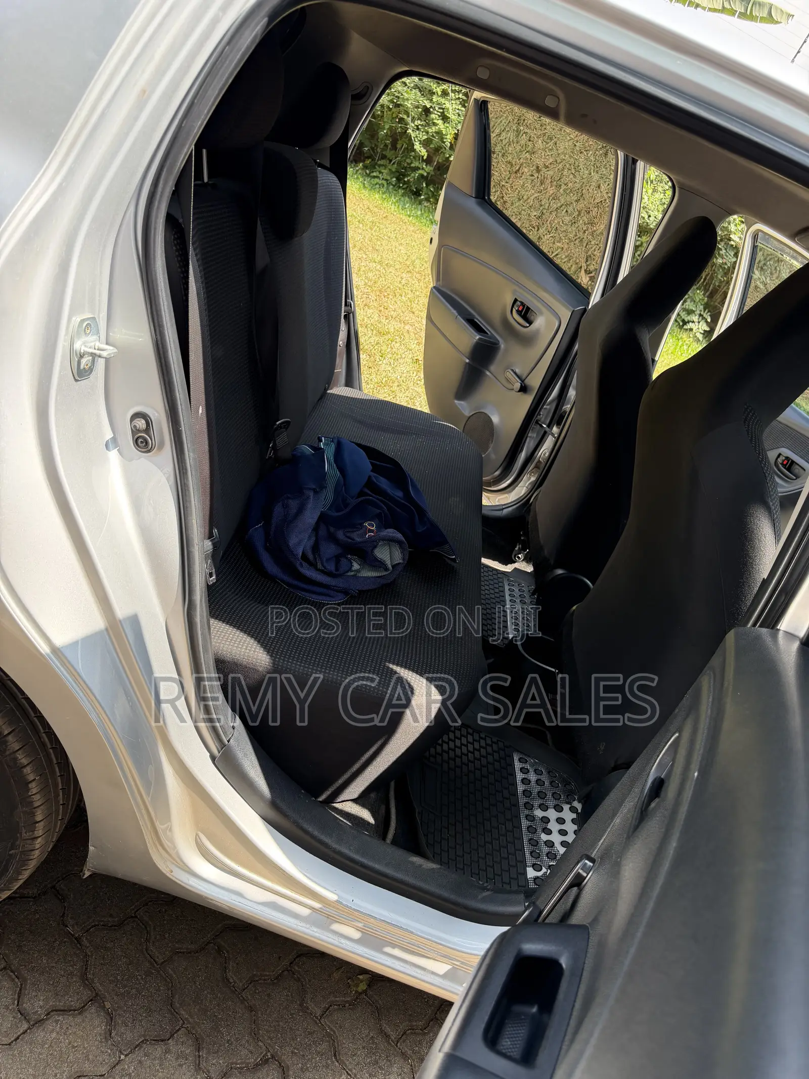 Toyota Vitz 2016 Silver