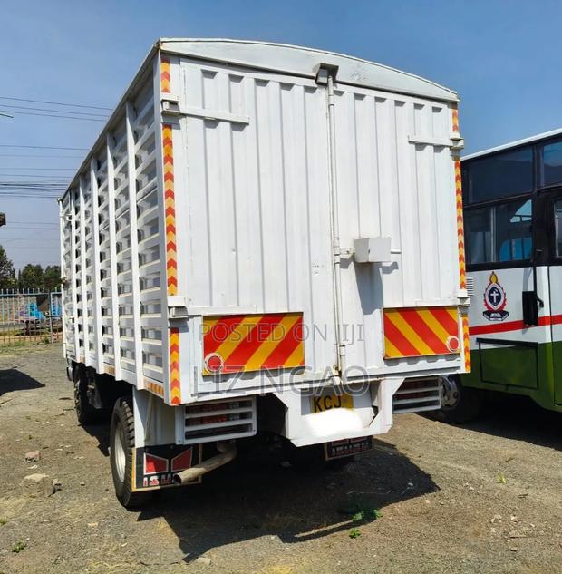 Clean Isuzu NKR Truck 2016 - thumbnail 3