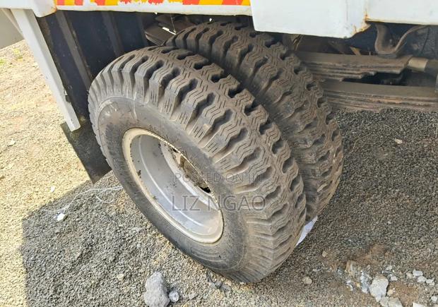 Clean Isuzu NKR Truck 2016 - thumbnail 7