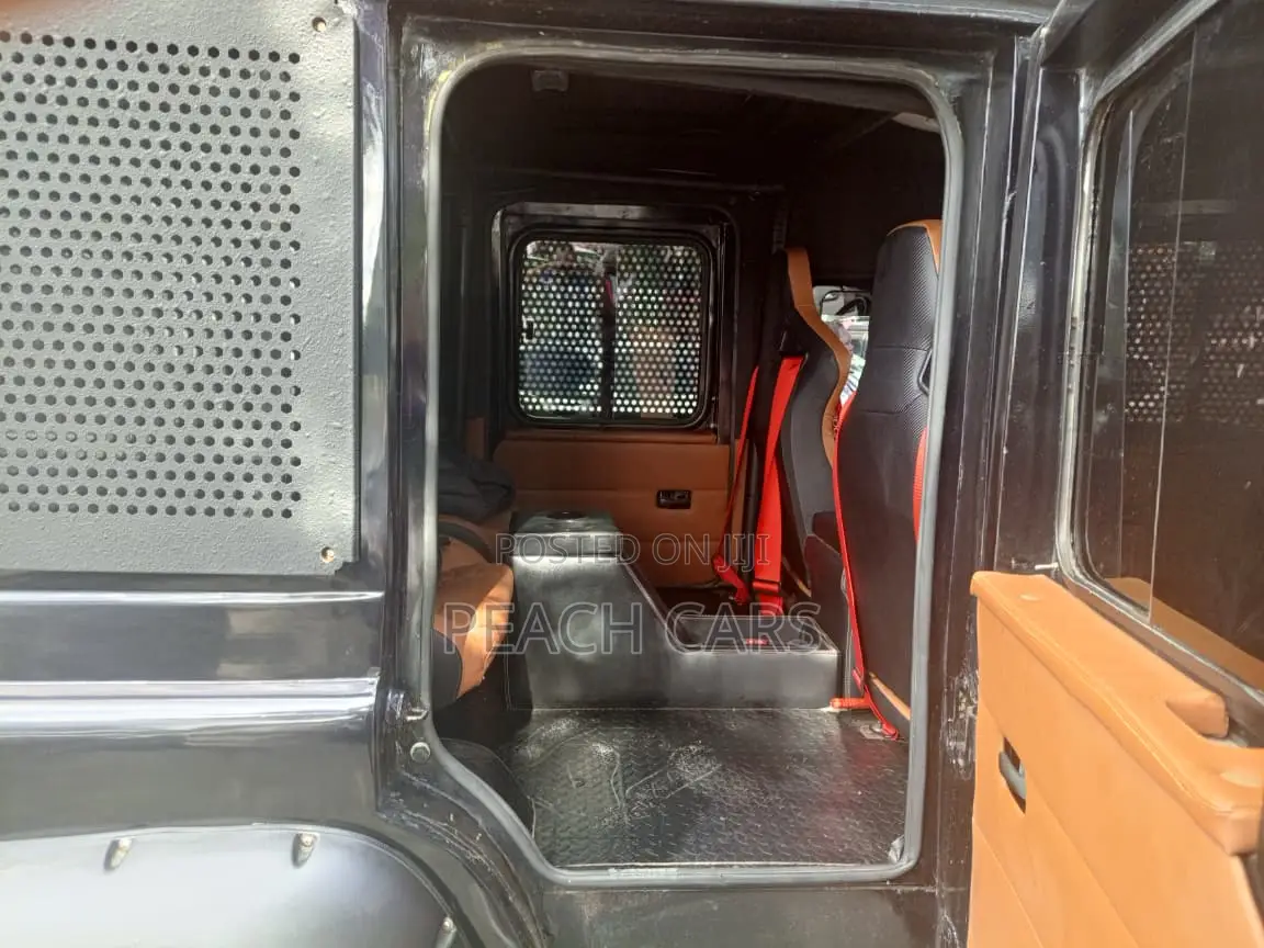 Land Rover Defender 2004 Black