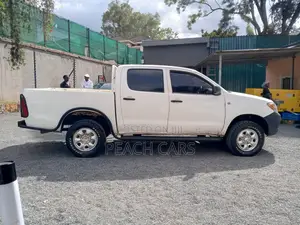 Toyota Hilux 2010 White