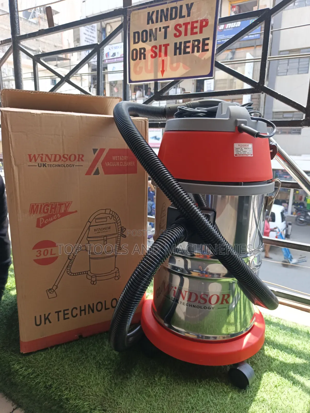 30 Litres Wet and Dry Windsor Vacuum Cleaner