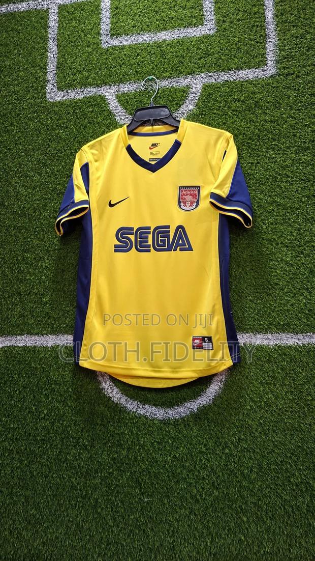 Arsenal 1999/2000 Retro Jersey. - main view