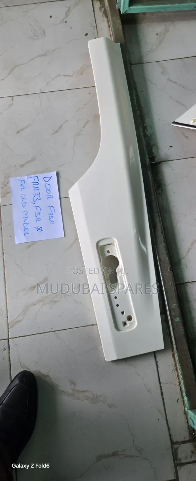 Isuzu Frr33,fsr Door Fish (Garnish)