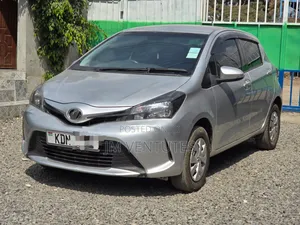 Toyota Vitz 2016 Silver