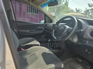 Toyota Vitz 2016 Silver