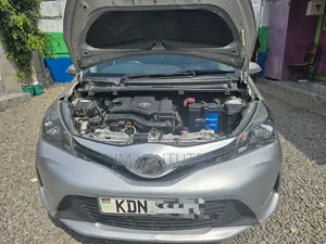 Toyota Vitz 2016 Silver