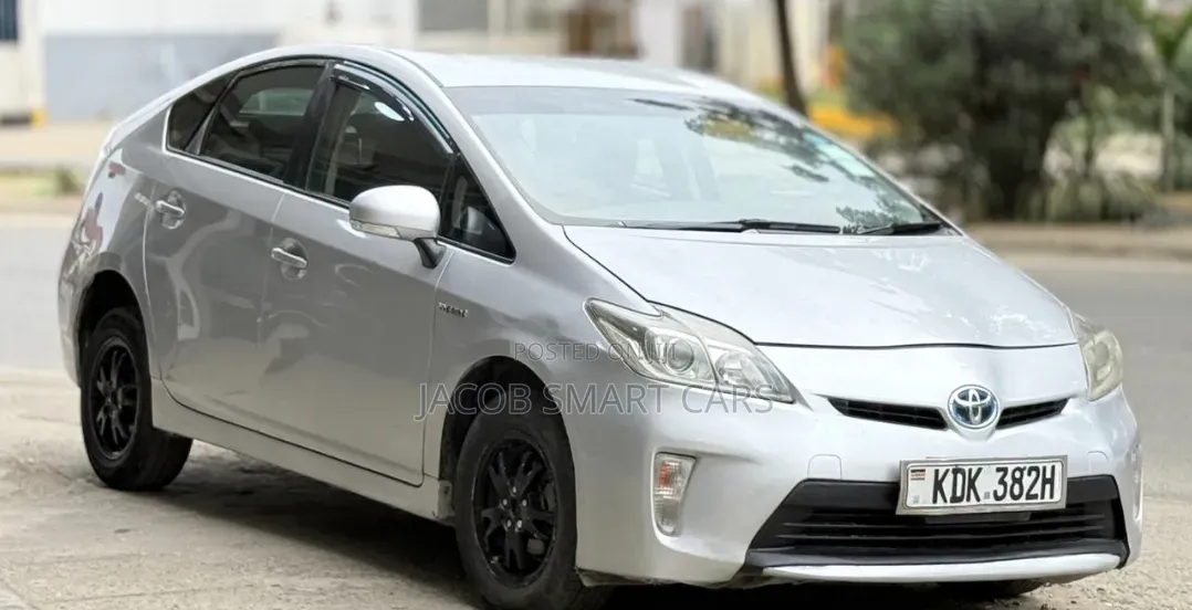 Toyota Prius 4dr Hatchback (1.8L 4cyl gas/electric hybrid CVT) 2016