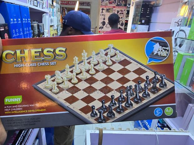 Foldable Magnetic Chess Board With Complete Chess Pieces - thumbnail 2