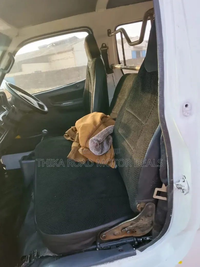 Toyota HiAce 2005 White