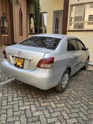 Toyota Belta 2010 Silver