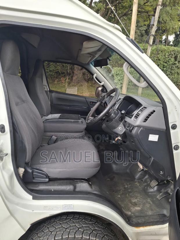 Toyota HiAce 2015 White - thumbnail 12